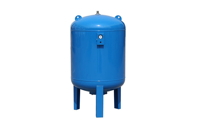 Water pump pressurized tank